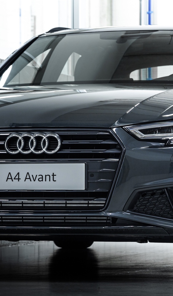 Черный автомобиль Audi A4 Avant 2 TFSI S Line 2019 года