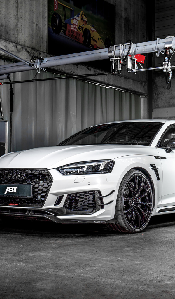 Белый автомобиль Audi RS 5-R Sportback 2019 года в гараже