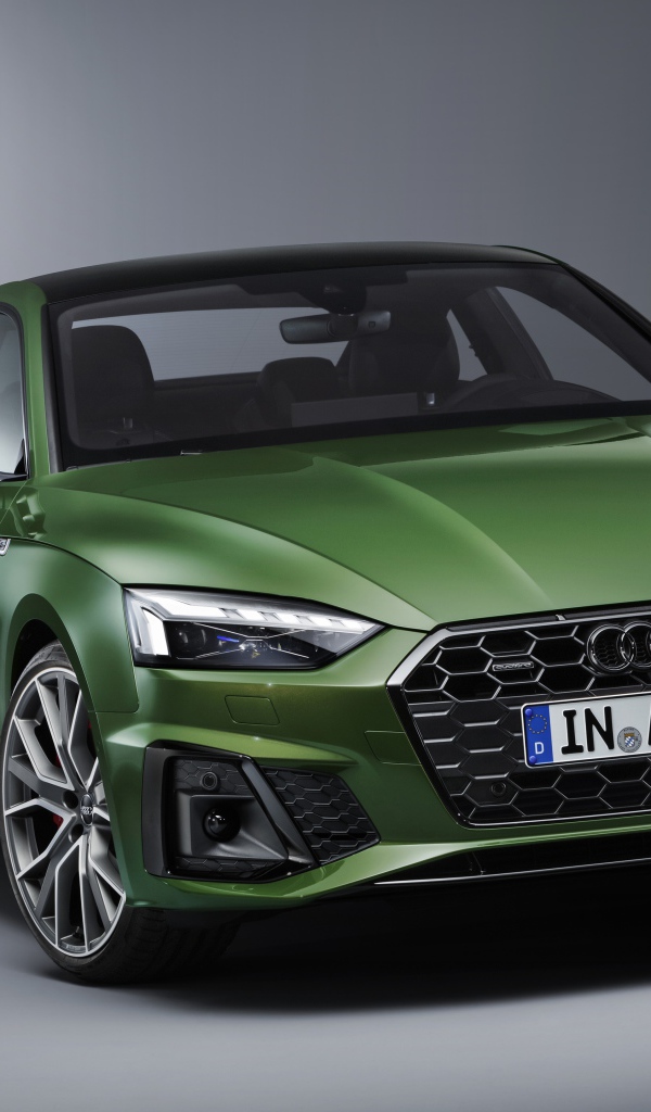 Зеленый автомобиль Audi A5 Coupe 40 TFSI Quattro S Line 2019 года на сером фоне