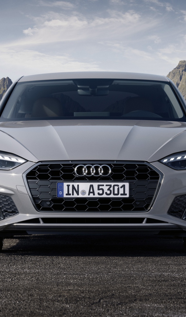 Серебристый Audi A5 Sportback 40 TFSI S Line 2019 года на фоне гор