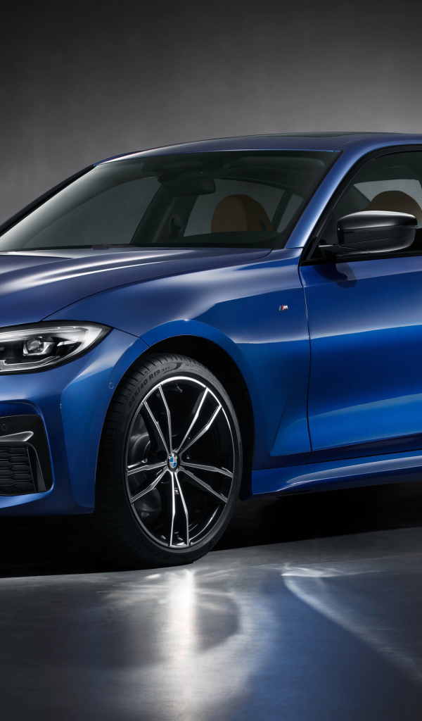 Голубой автомобиль BMW 325Li M Sport 2019 года на сером фоне