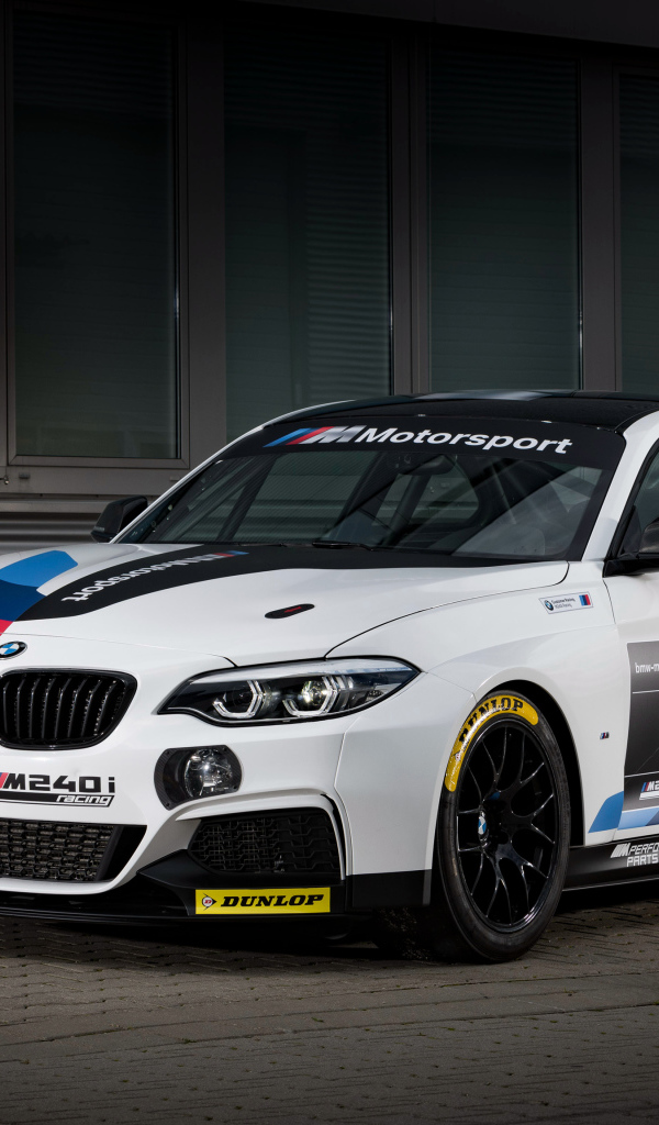 Спортивный автомобиль BMW M240i Racing 2018 года