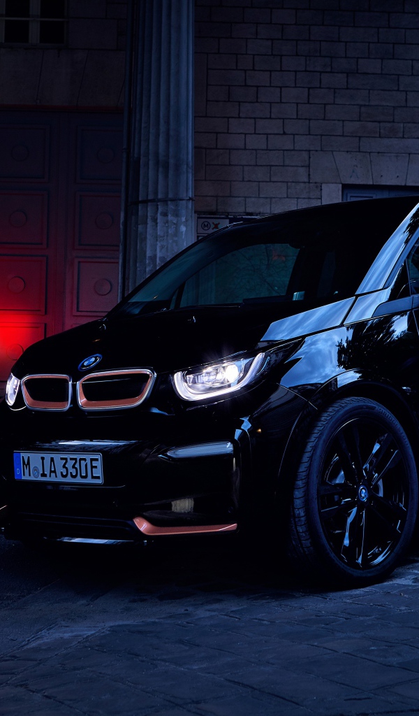 Черный автомобиль BMW I8 2019 года на улице