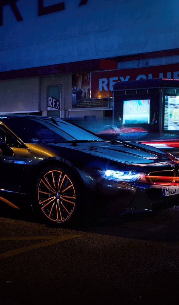 Черный стильный автомобиль BMW I8 2019 года на улице города