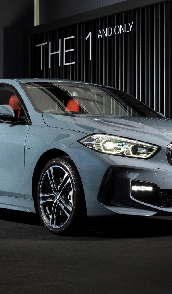 Серебристый автомобиль BMW 118i M Sport 2019 года