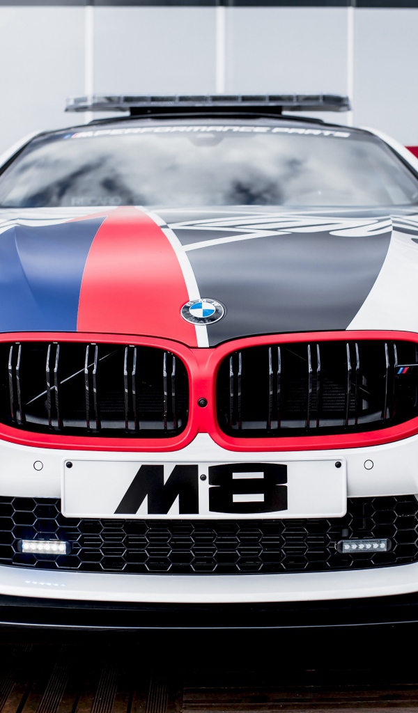 Автомобиль BMW M8, 2019 года вид спереди