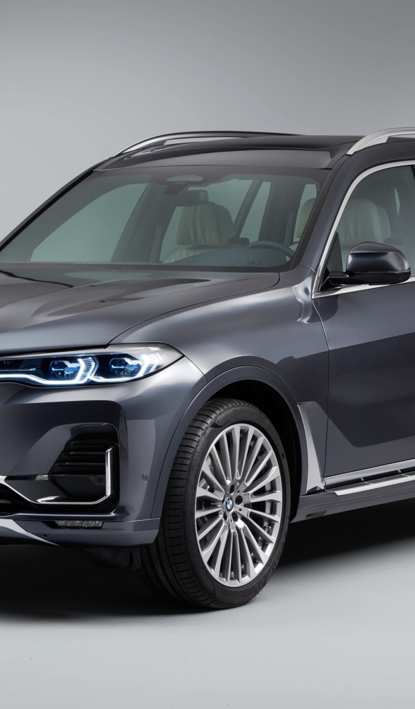 Внедорожник BMW X7, 2018 года на сером фоне