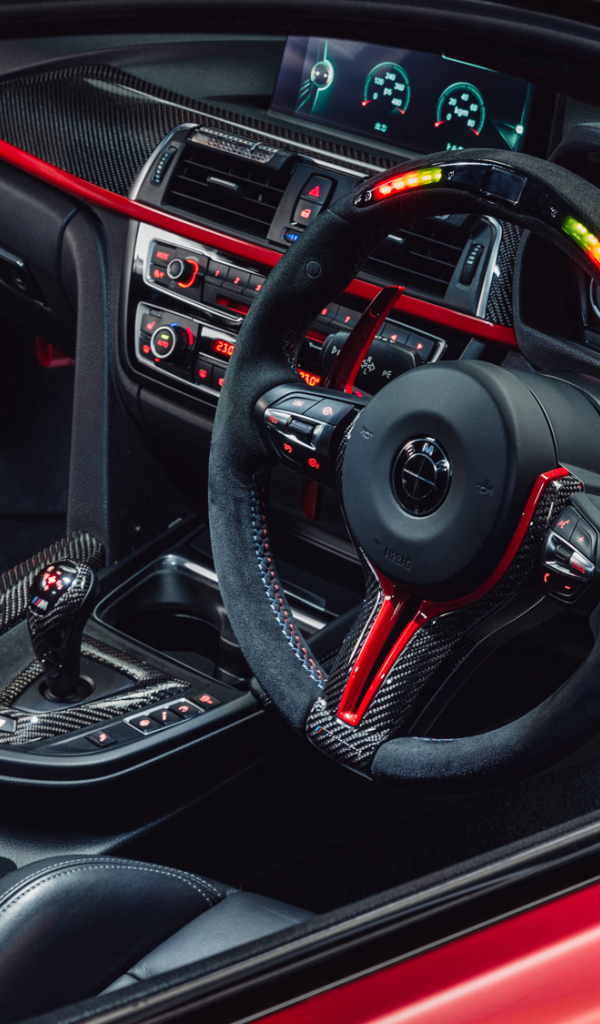 Черный салон красного автомобиля BMW M4 