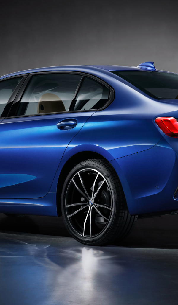 Синий автомобиль BMW 325Li M Sport, вид сзади