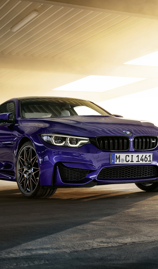 Синий автомобиль BMW M4, 2019 года под мостом