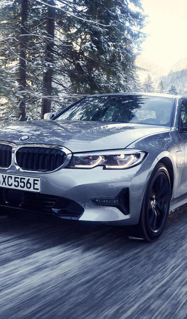 Серый автомобиль BMW 330e 2019 года на скользкой трассе