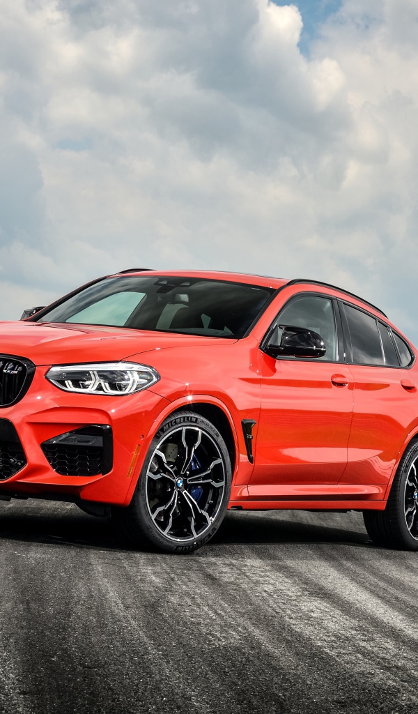 Новый автомобиль BMW X4 M Competition, 2020 года на асфальте