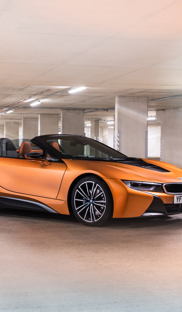Оранжевый кабриолет BMW i8 на подземной парковке