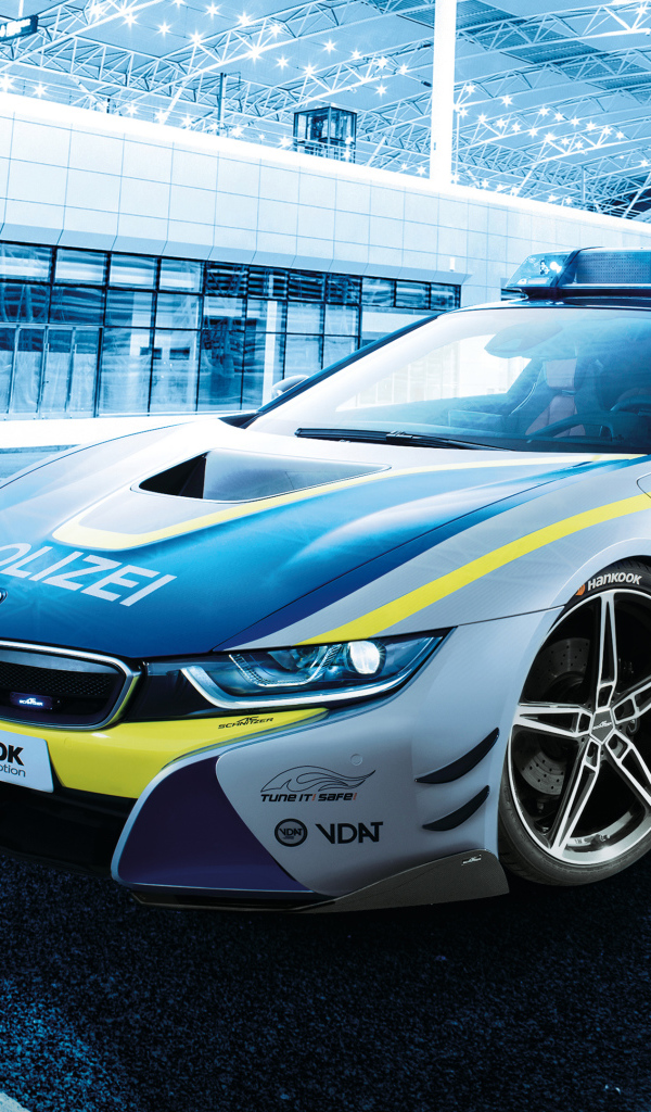Полицейский автомобиль BMW I8, 2019 на дороге