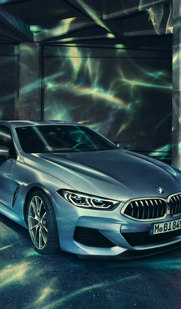 Серебристый автомобиль BMW 8 Series 2019 года 