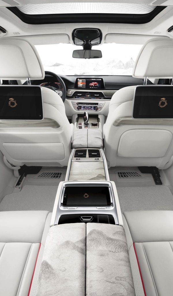 Просторный салон автомобиля BMW 7,  2019 года