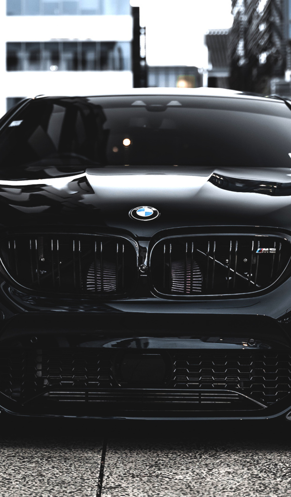 Стильный черный BMW M5 на улице
