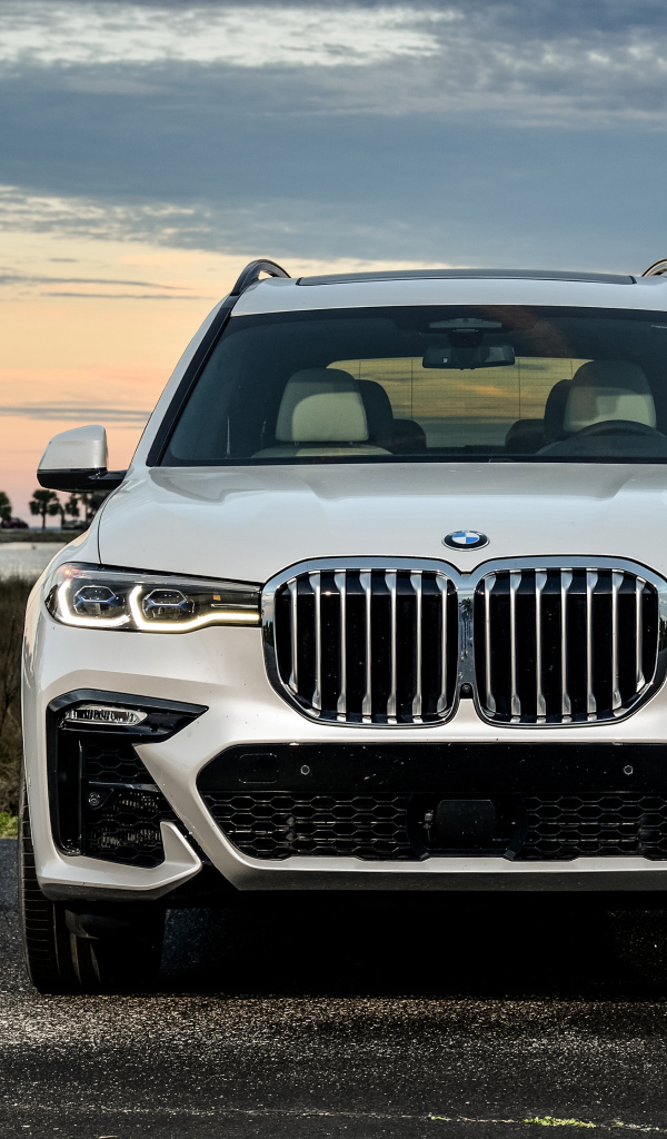 Белый внедорожник BMW X7 XDrive50i M Sport, 2020 года на фоне неба