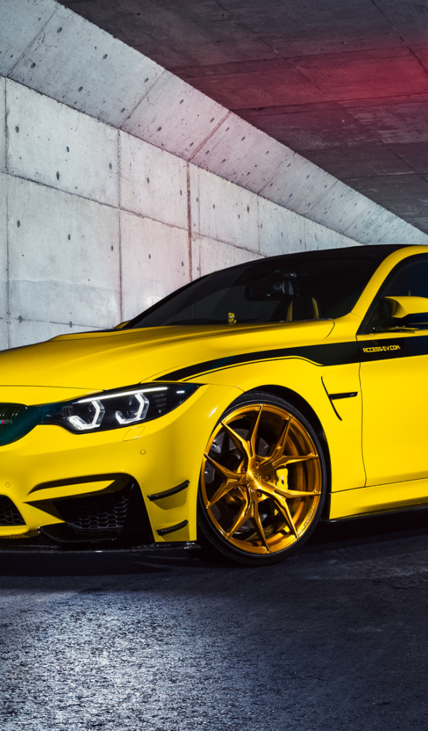 Желтый автомобиль BMW M4 в тоннеле 