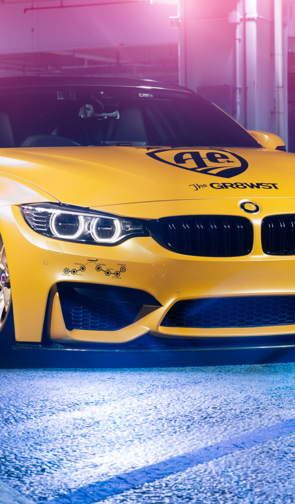 Желтый автомобиль BMW M4 в гараже 