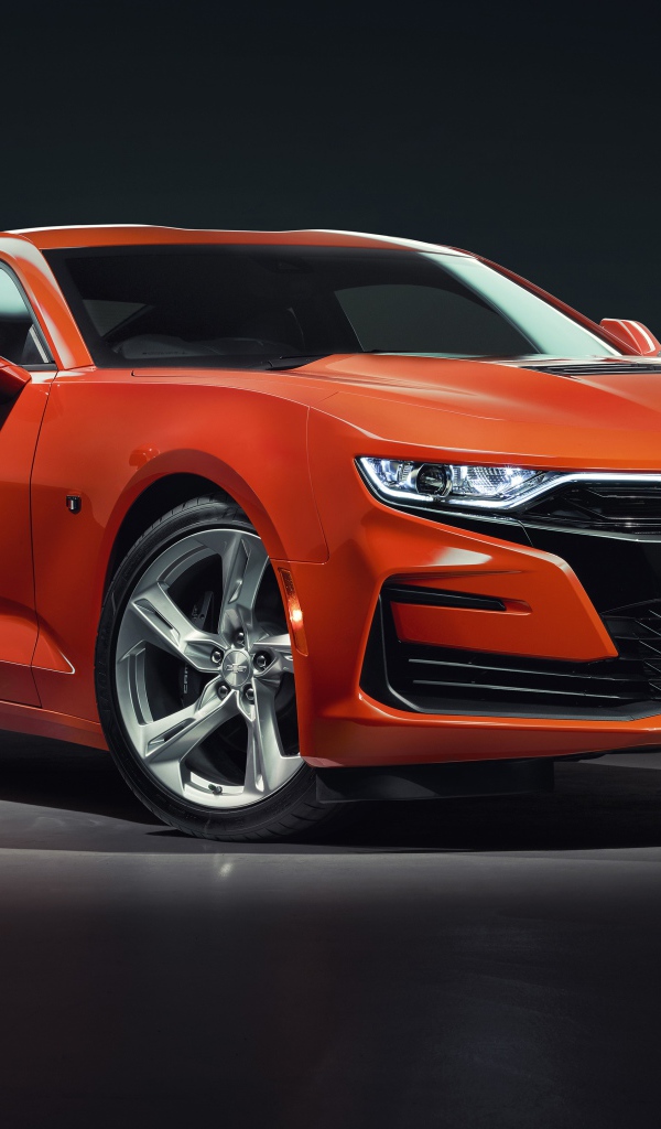 Красный автомобиль Chevrolet Camaro 2SS, 2019 года на сером фоне