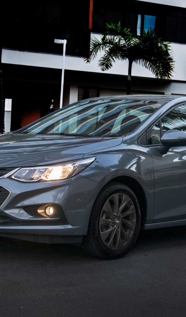 Серый автомобиль Chevrolet Cruze LT, 2018 года