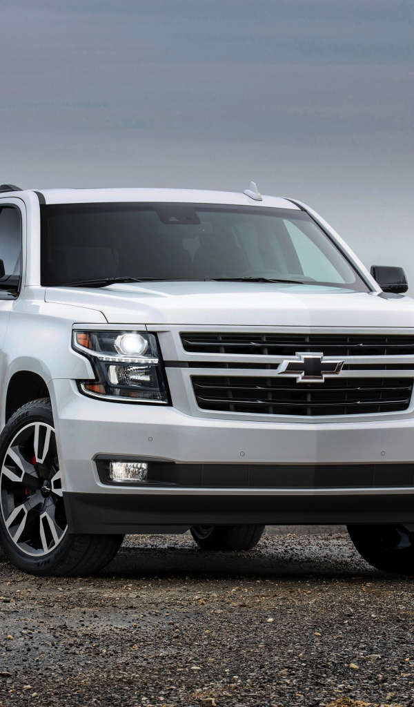 Белый внедорожник Chevrolet Tahoe