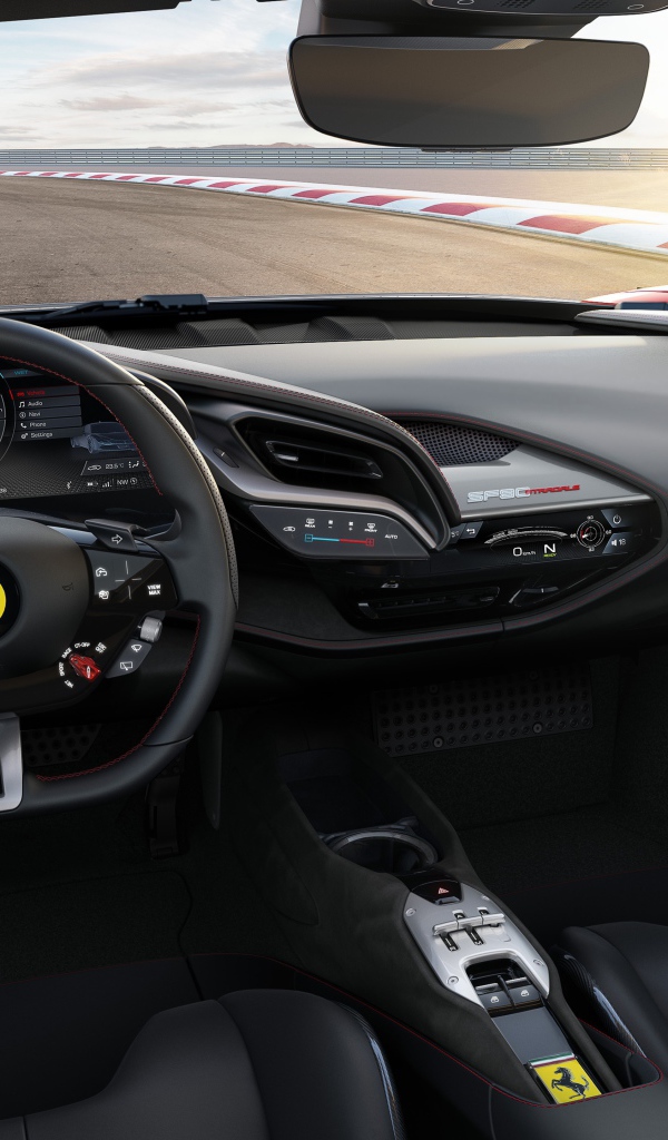 Черный кожаный салон автомобиля Ferrari SF90 Stradale, 2019 года