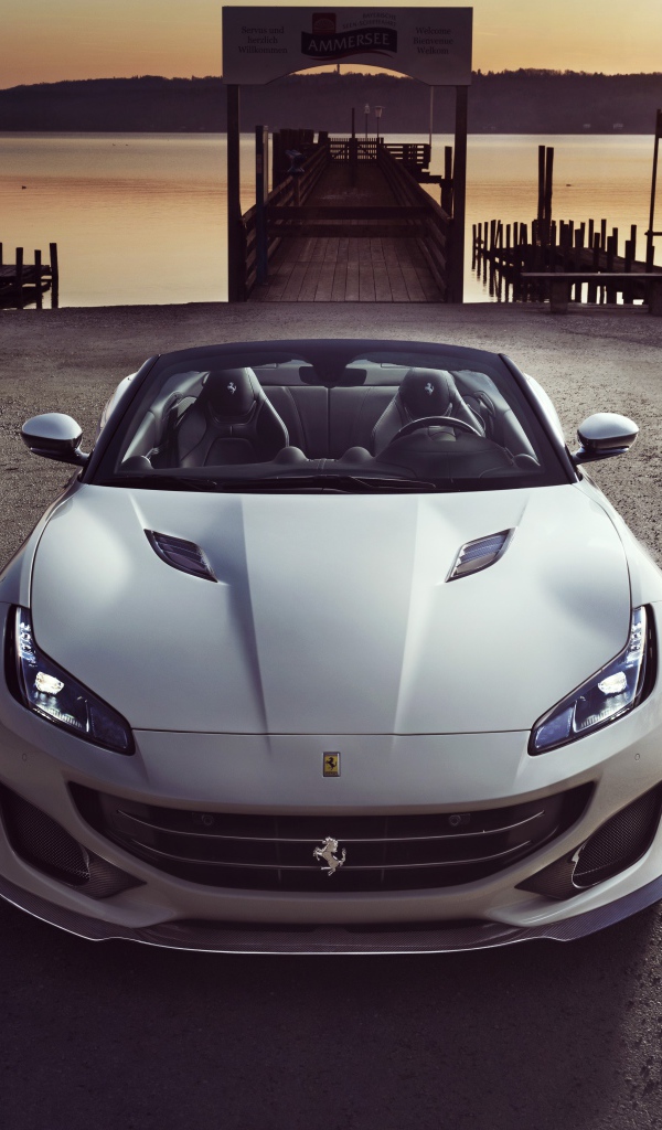 Быстрый автомобиль  Ferrari Portofino 2019 года вид спереди