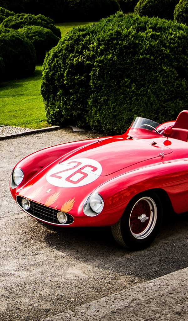 Красный спортивный ретро автомобиль Ferrari 500 Mondial Spyder