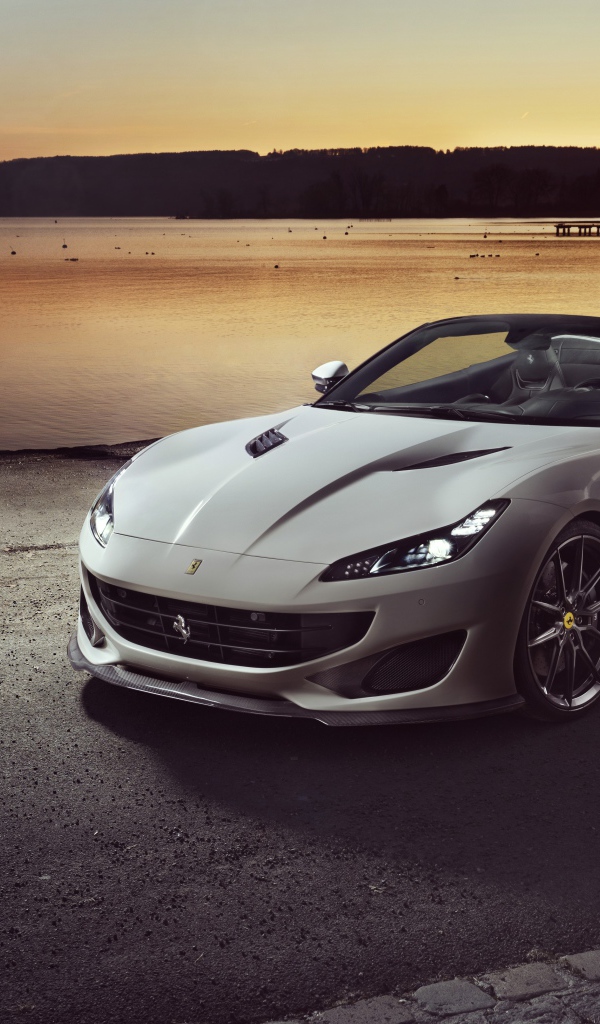 Серебристый кабриолет Ferrari Portofino 2019 года у воды