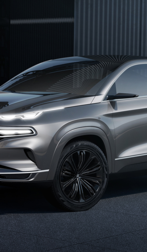 Серебристый внедорожник Fiat Fastback 2019 года у гаража 