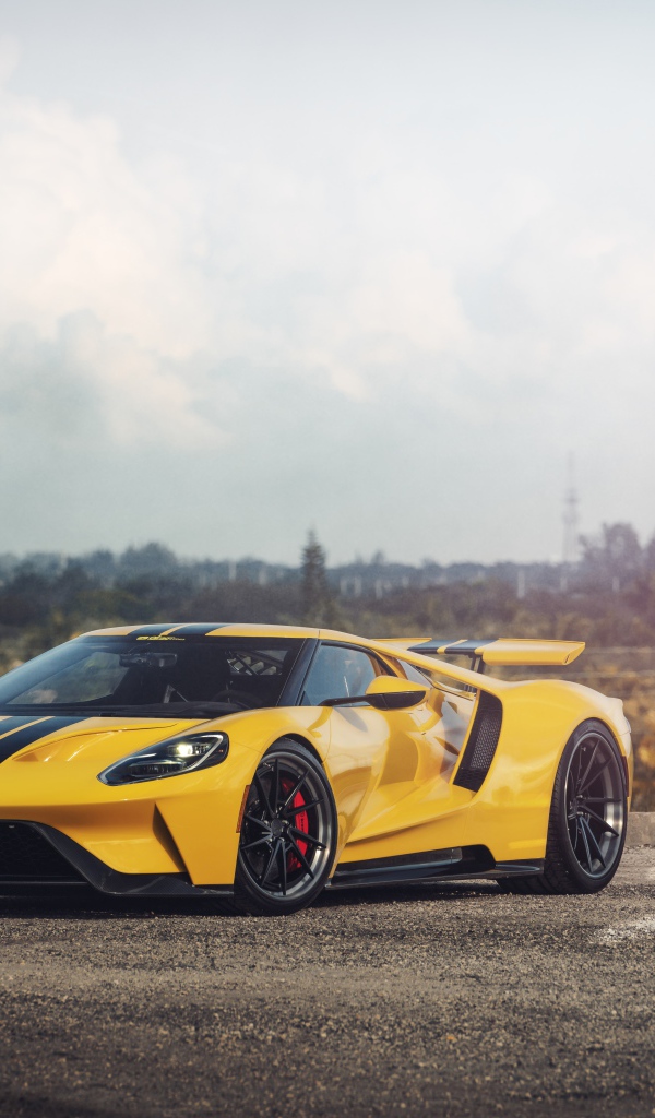 Спортивный желтый автомобиль Ford GT