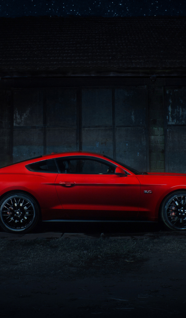 Красный автомобиль Ford Mustang вид сбоку