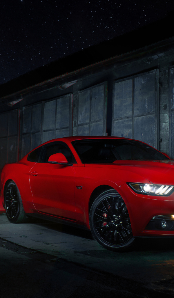 Красный Ford Mustang у стены ночью 