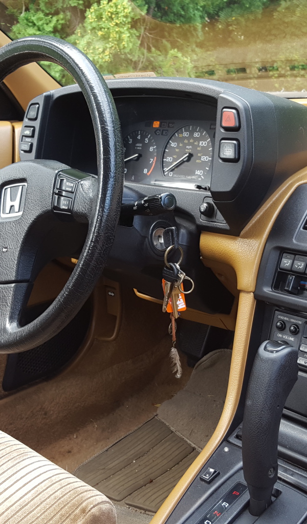 Коричневый салон автомобиля Honda Prelude 