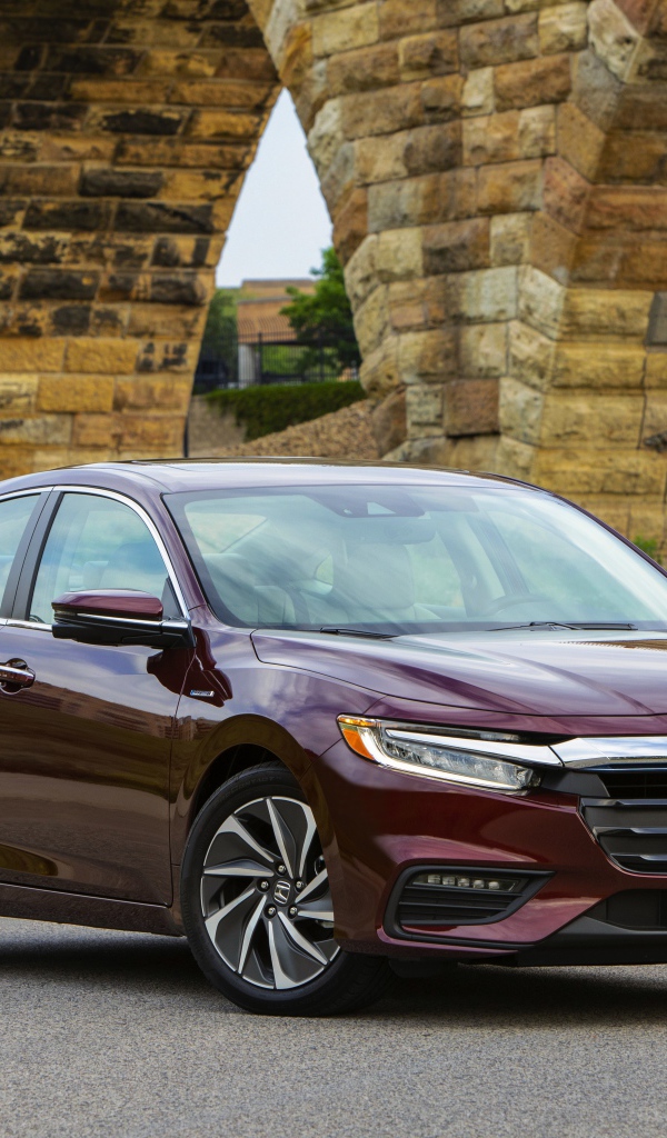 Бордовый автомобиль Honda Insight у моста