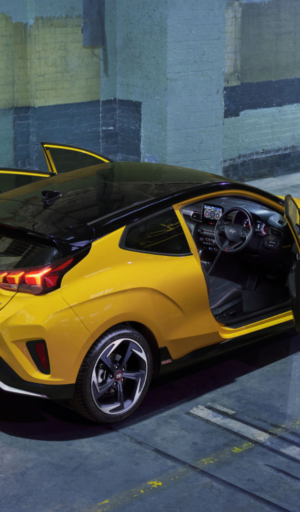 Желтый автомобиль Hyundai Veloster Turbo 2019 года с открытыми дверями