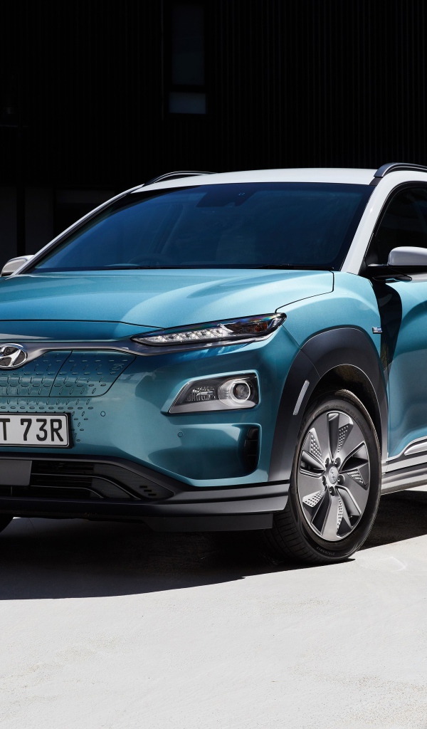 Синий электромобиль Hyundai Kona 2019 года