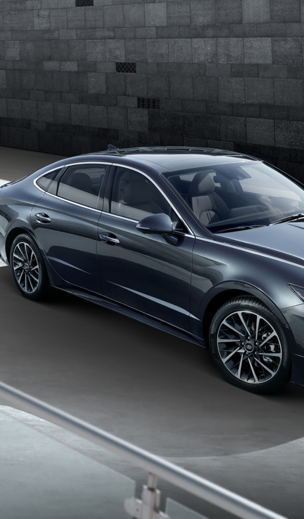 Автомобиль Hyundai Sonata 2019 года у стены