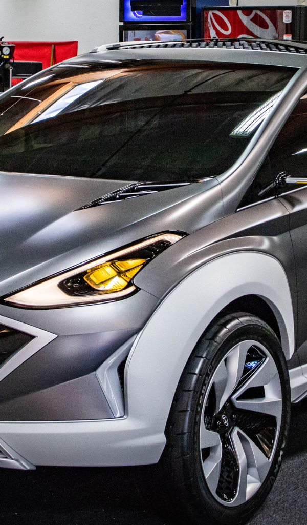 Серебристый мини автомобиль Hyundai SAGA EV