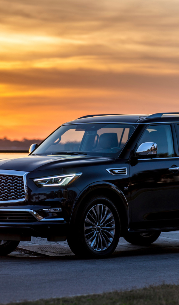Черный внедорожник Infiniti QX80  на фоне заката 
