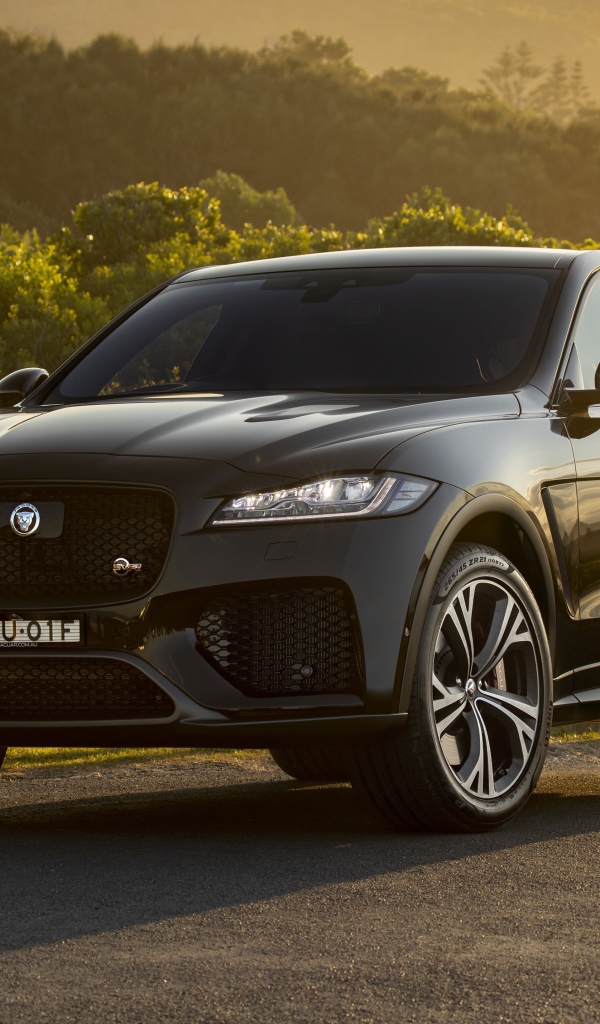 Черный автомобиль Jaguar F-Pace SVR 2019 года вид спереди 
