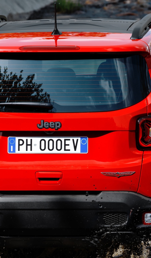 Красный Jeep Renegade Trailhawk Plug-In Hybrid, 2019 года едет по воде вид сзади