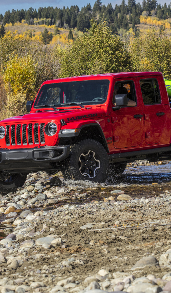 Красный пикап Jeep Gladiator Rubicon, 2020 года у реки