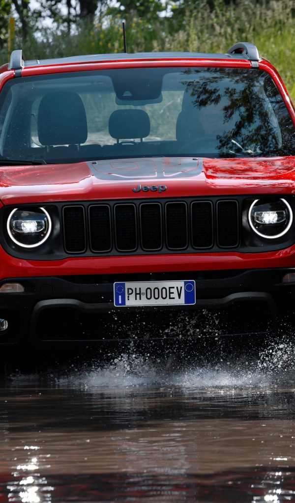 Внедорожник Jeep Renegade Trailhawk Plug-In Hybrid,  2019 года едет по воде