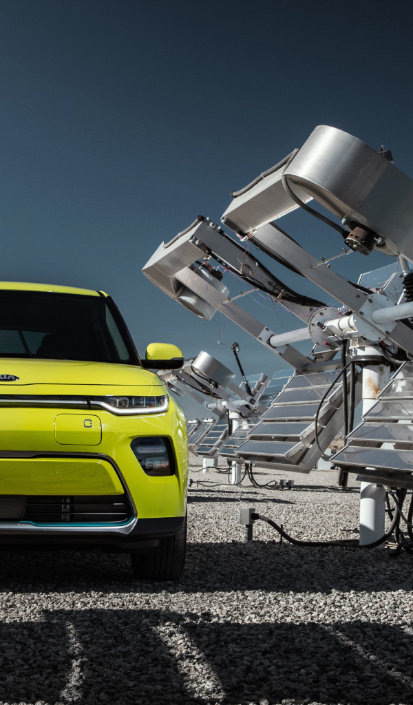 Автомобиль Kia Soul EV, 2020 года у солнечных батарей