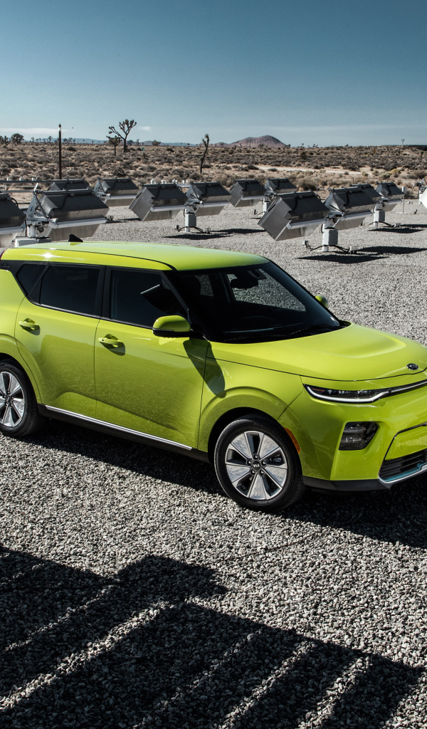 Салатовый автомобиль Kia Soul EV, 2020 года на асфальте