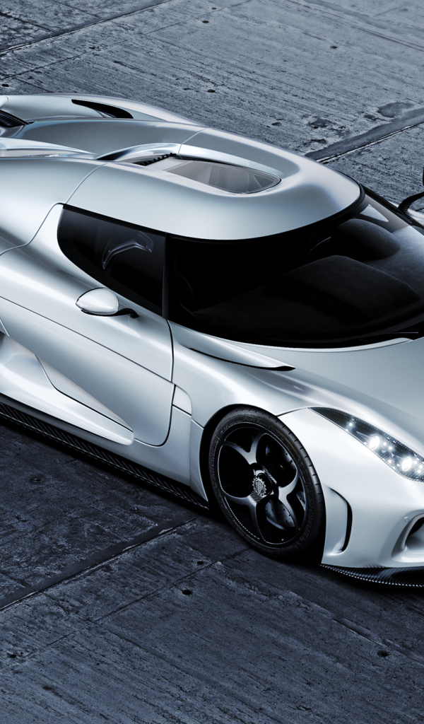 Серебристый автомобиль Koenigsegg Regera CGI 
