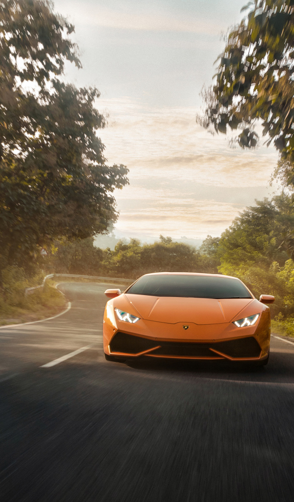 Спортивный автомобиль Lamborghini Huracan 2019 года на трассе